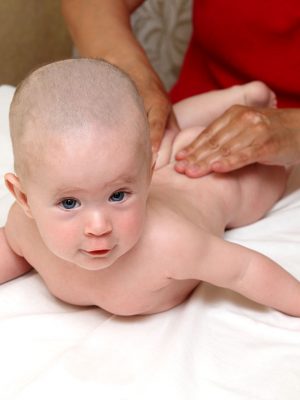Нужен ли массаж грудному ребенку