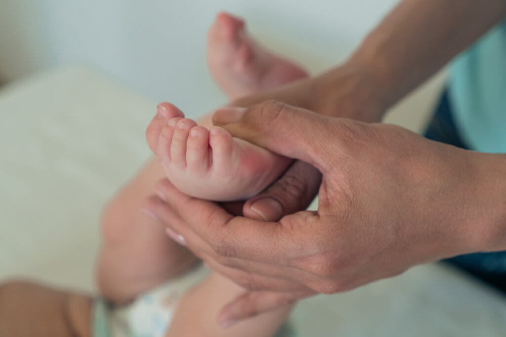 Ребенок 2 года поджимает пальцы ног