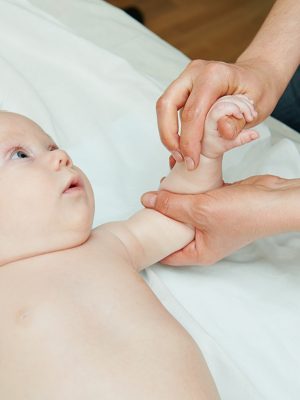 Нужно ли делать массаж детям до года